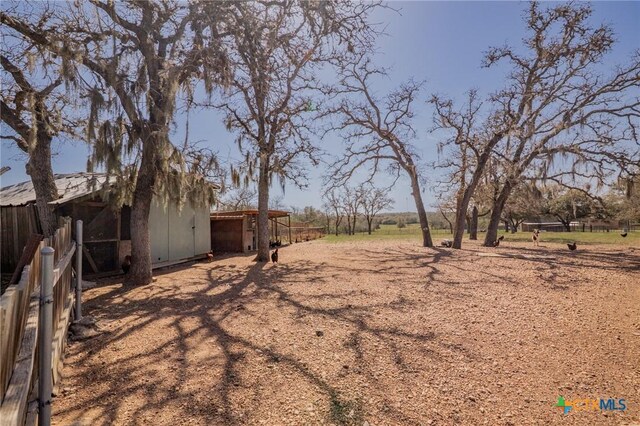 view of yard with an outbuilding