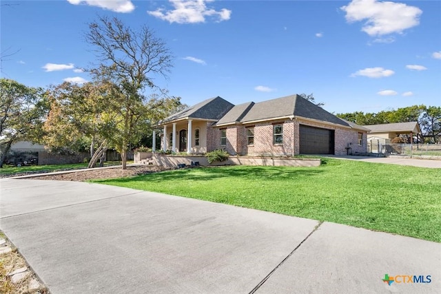 view of front of house featuring a front lawn and a garage