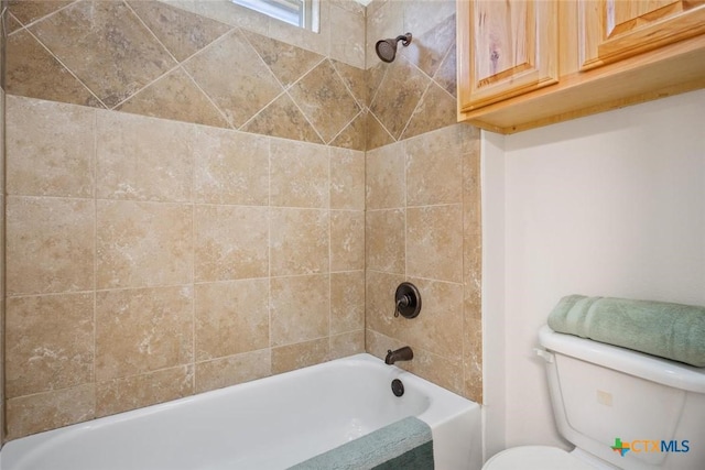 bathroom with tiled shower / bath and toilet