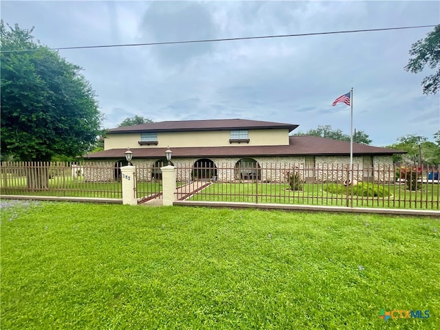 view of front of property featuring a front lawn