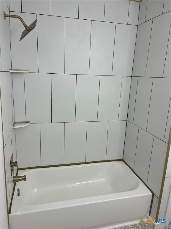 bathroom with tiled shower / bath