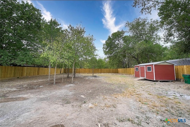 view of yard with a storage unit