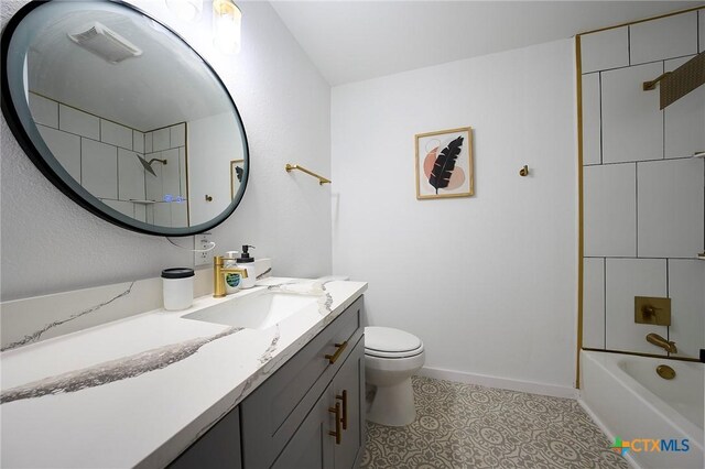 unfurnished bedroom featuring light hardwood / wood-style floors, a closet, and ceiling fan