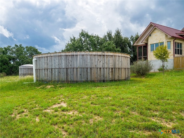 view of yard with an outbuilding