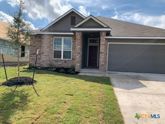 view of front facade featuring a garage and a front yard