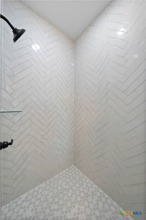 bathroom featuring tiled shower