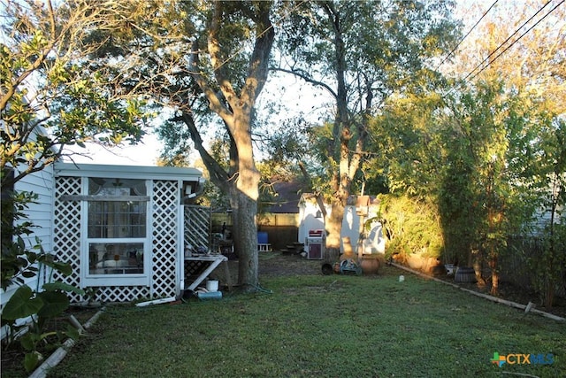 110 Crockett St, Port Lavaca, TX 77979 - view of grassy yard
