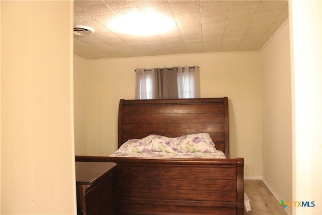110 Crockett St, Port Lavaca, TX 77979 - bedroom featuring wood finished floors and baseboards
