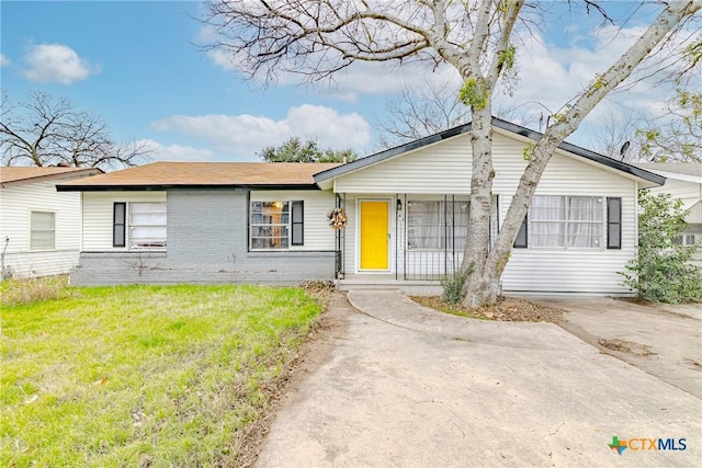 single story home with a front lawn