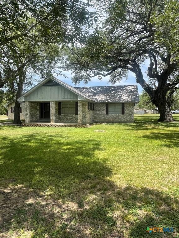 1402 Moss Ln, Cuero, TX 77954 - photo 1
