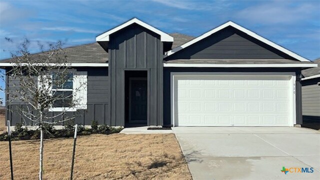 view of front of home featuring a garage and a front yard