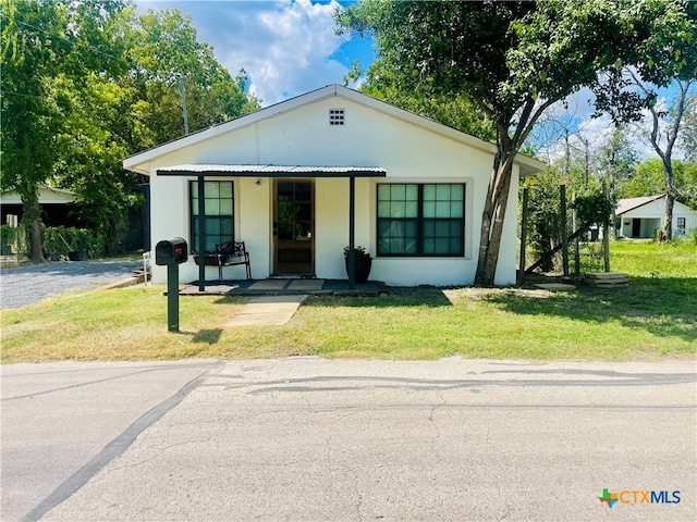 view of front facade featuring a front yard and a porch