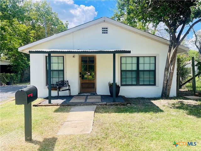 view of front of home featuring a front yard