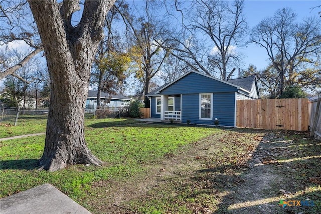 ranch-style home featuring a front lawn