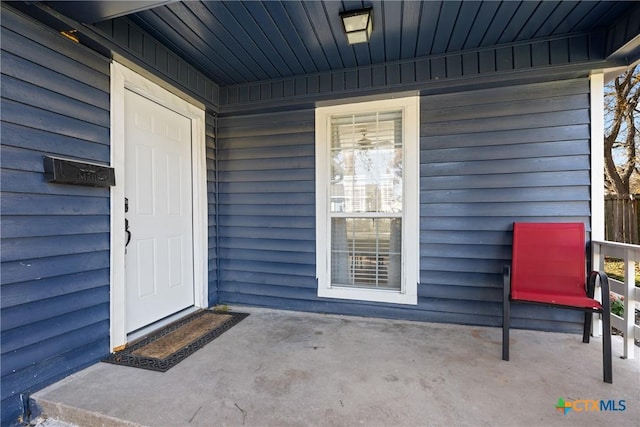 property entrance featuring a porch