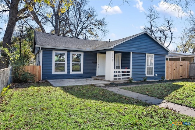 ranch-style house featuring a front lawn and covered porch