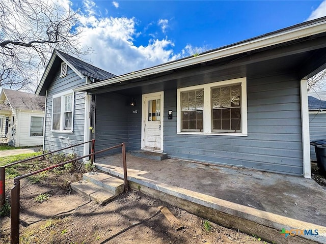 ranch-style house featuring covered porch