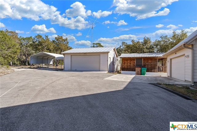 view of front of home featuring an outdoor structure and a carport