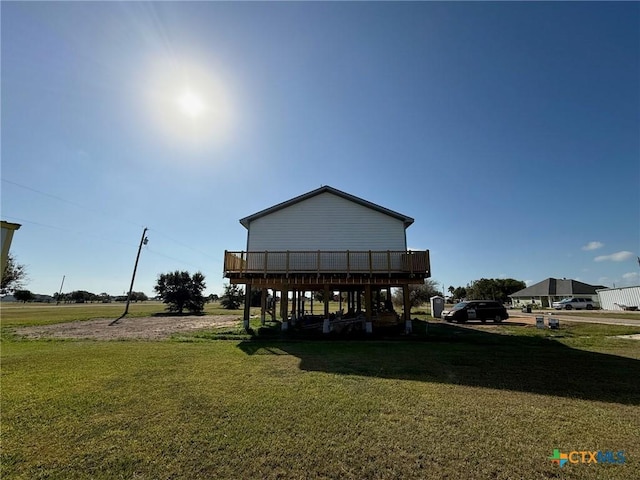 view of property's community featuring a lawn