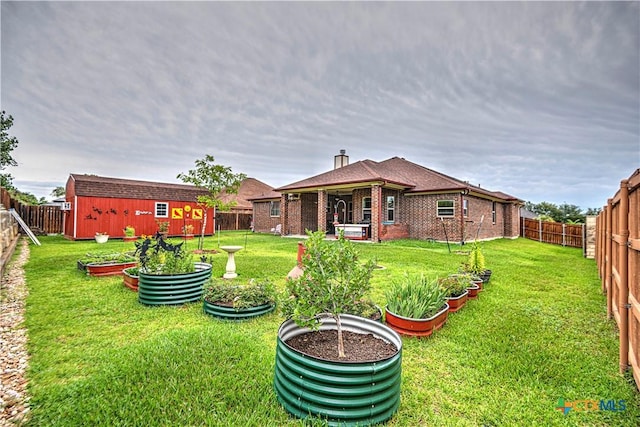 view of yard featuring an outbuilding