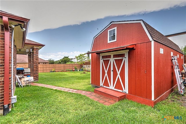 view of outdoor structure featuring a yard