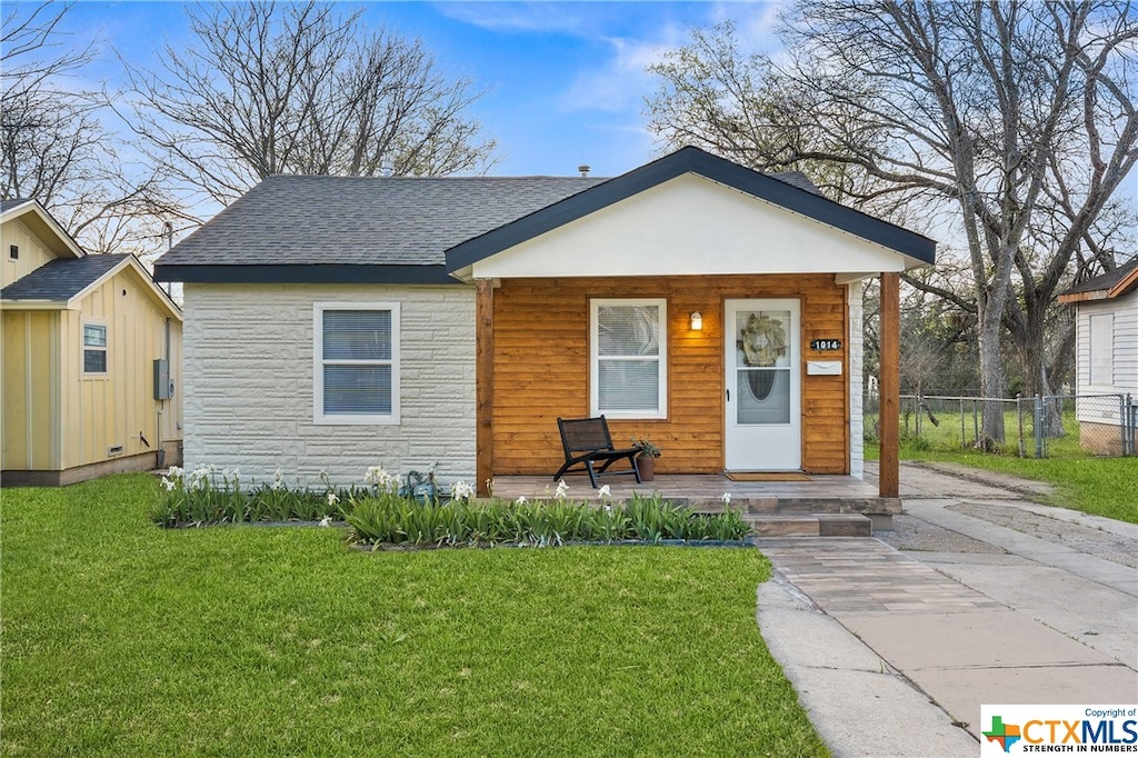 bungalow-style home featuring a front lawn