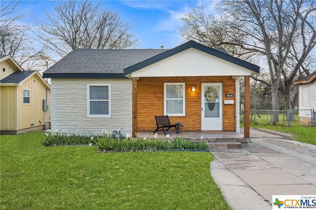 bungalow-style home featuring a front lawn