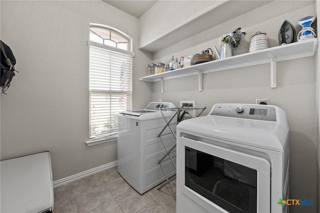 washroom featuring plenty of natural light, laundry area, independent washer and dryer, and baseboards