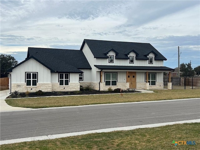 view of front of property with a front yard