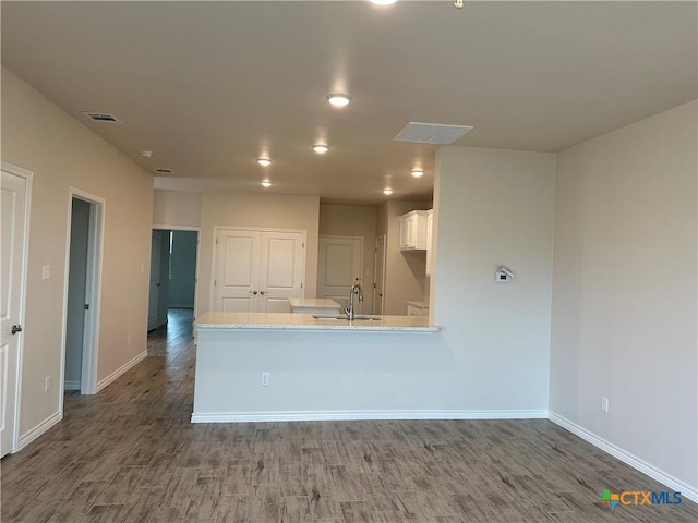 5100 Rose Petal Ct, Killeen, TX 76542 - kitchen featuring wood finished floors, white cabinets, light countertops, recessed lighting, and a peninsula