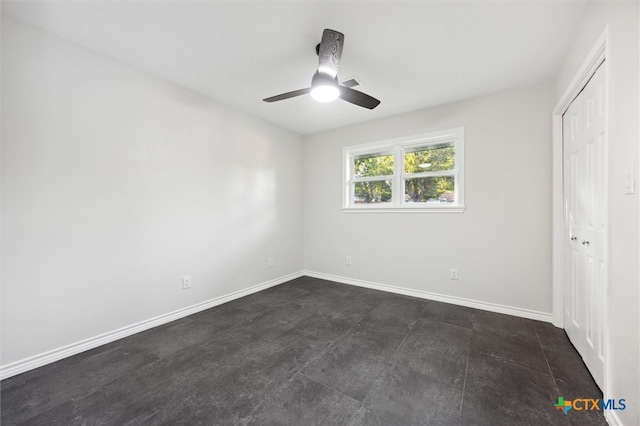 unfurnished bedroom featuring ceiling fan and a closet