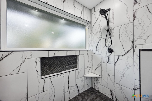 bathroom featuring a tile shower