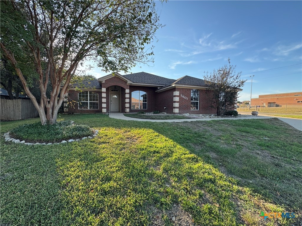 ranch-style home with a front yard