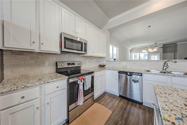 7624 Copper Creek Trl, Temple, TX 76502 - kitchen featuring stainless steel appliances, a sink, a chandelier, backsplash, and white cabinets