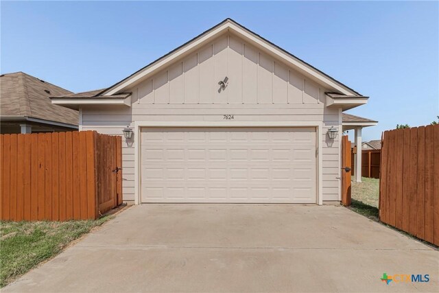 7624 Copper Creek Trl, Temple, TX 76502 - garage with concrete driveway