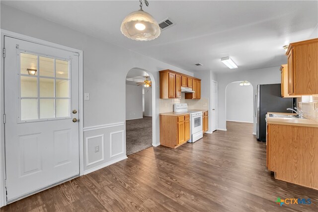 kitchen with tasteful backsplash, white range with electric cooktop, dark hardwood / wood-style flooring, sink, and ceiling fan