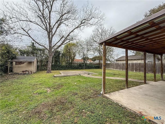 view of yard featuring a patio area