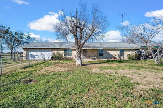 view of front of house featuring a front lawn