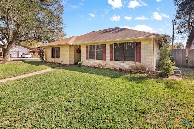 ranch-style house featuring a front yard