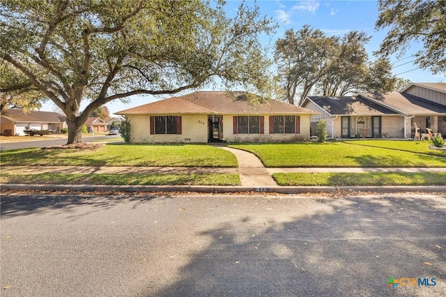 single story home with a front lawn