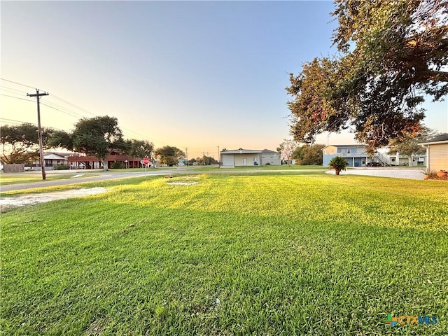 view of yard at dusk