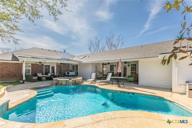 view of pool featuring an in ground hot tub, ceiling fan, a patio area, and pool water feature