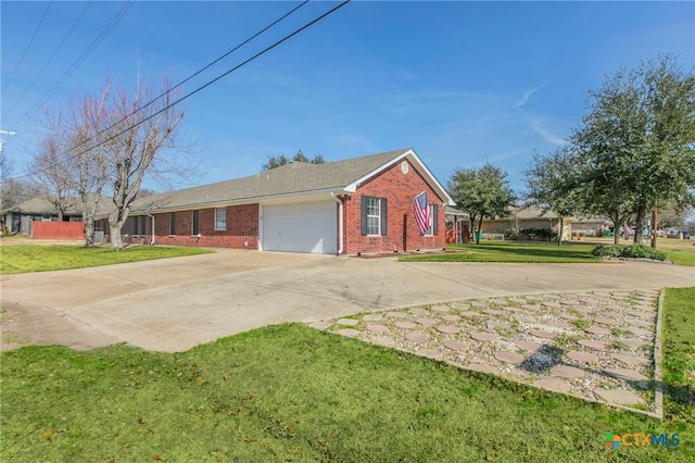 view of front facade with a garage and a front yard