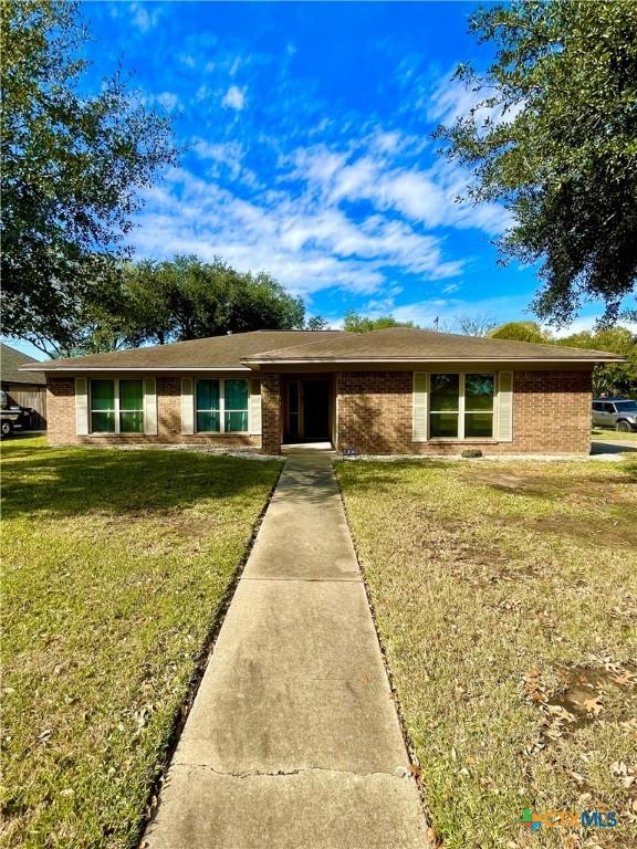 ranch-style house featuring a front lawn