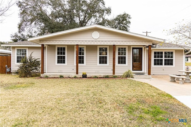 view of front facade featuring a front yard