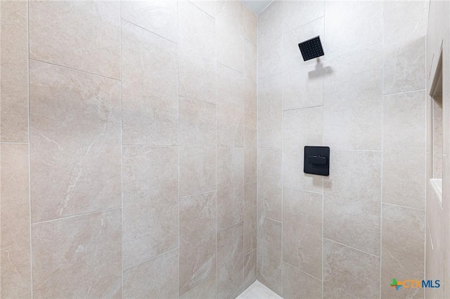 bathroom featuring a tile shower