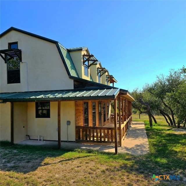 back of house featuring a yard