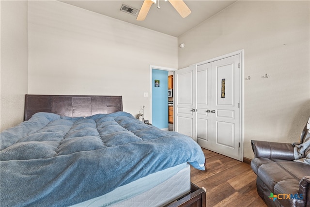 bedroom featuring wood finished floors, visible vents, and a ceiling fan