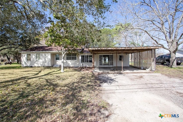 view of front of home featuring a carport and a front lawn