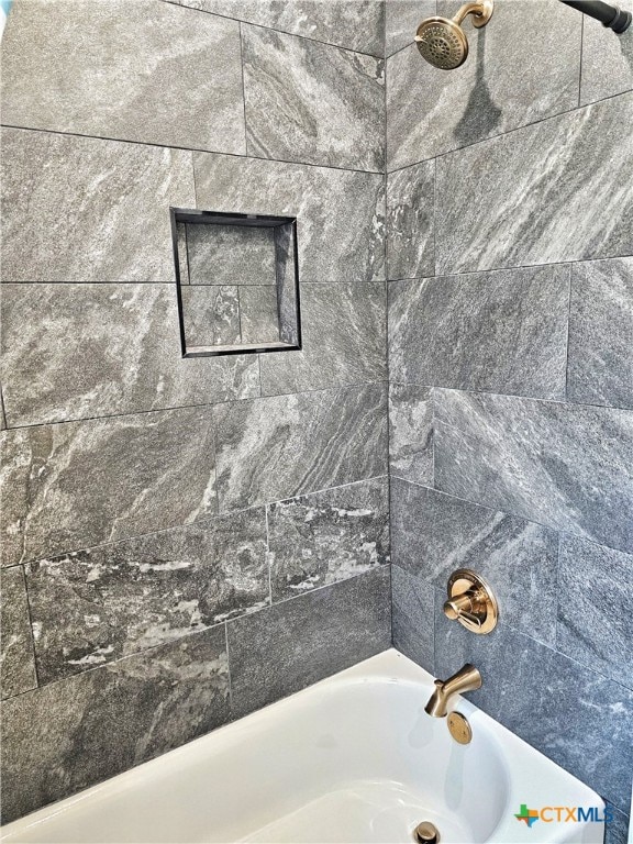 bathroom featuring tiled shower / bath